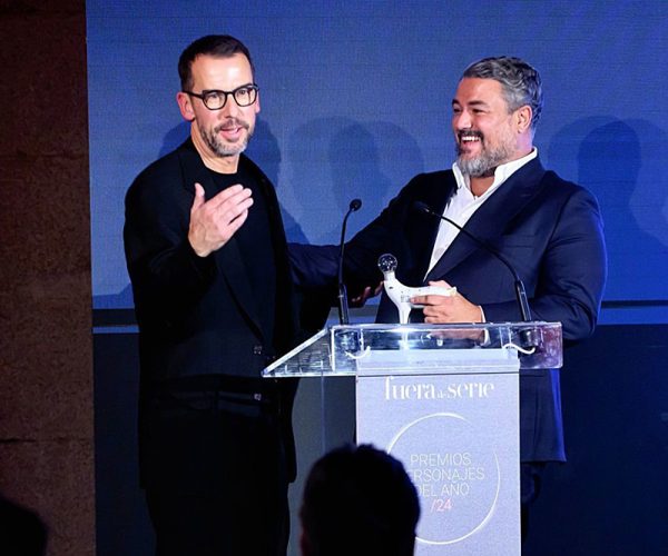 Los directores creativos de Pedro del Hierro, Nacho Aguayo y Alex Miralles, reciben el premio en la categoría Moda en los Premios Personajes del Año 2024